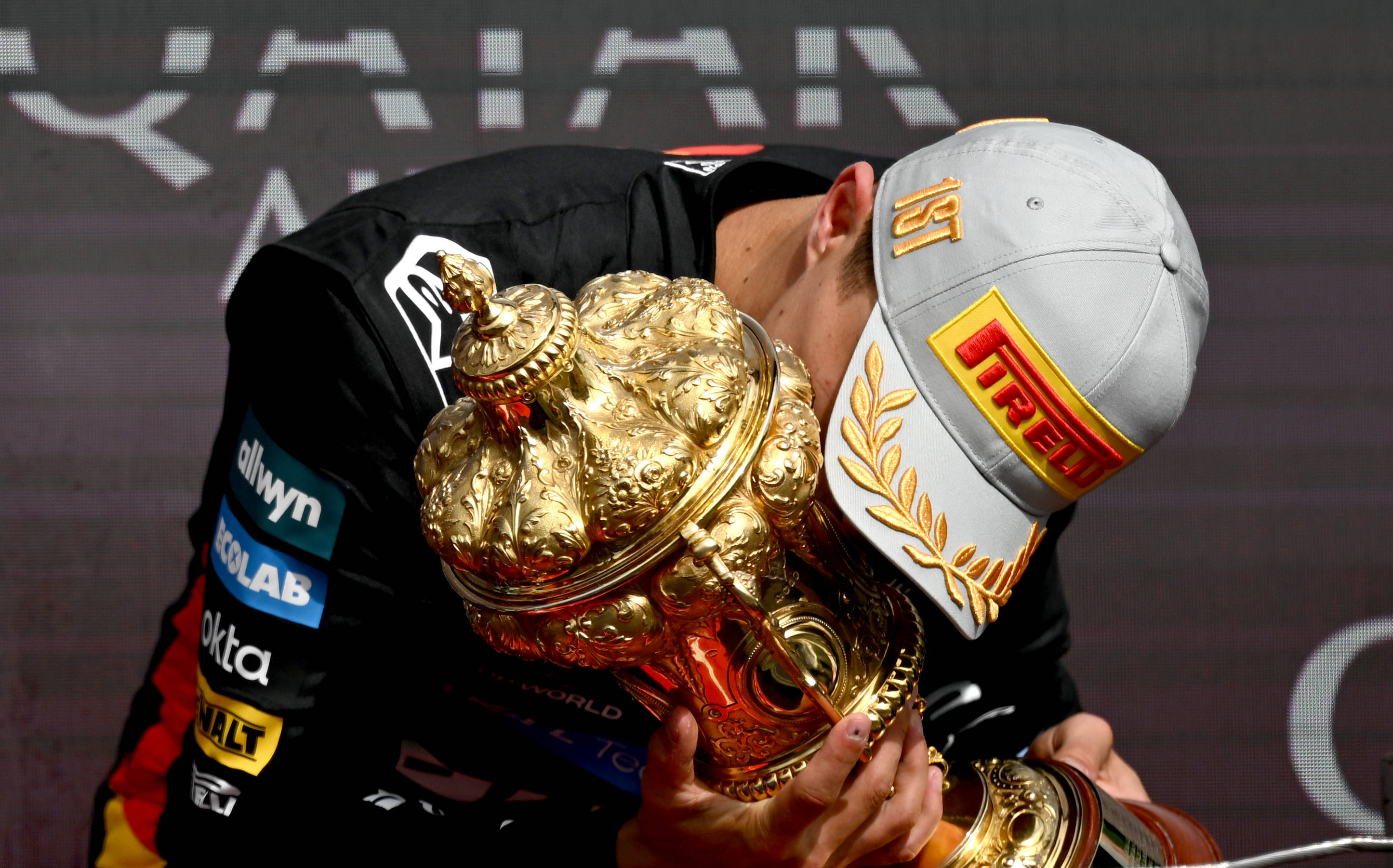 开云平台-红牛车队轻取索伯车队，皮亚斯特里惊艳四座